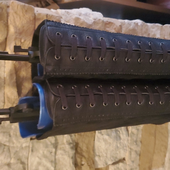 STUART WEITZMAN COMBAT LIKE BOOTS. 7.5 - Picture 11 of 12